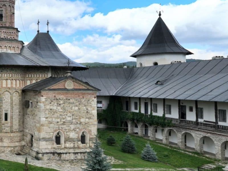 Comorile Neamțului — mănăstiri și zimbri