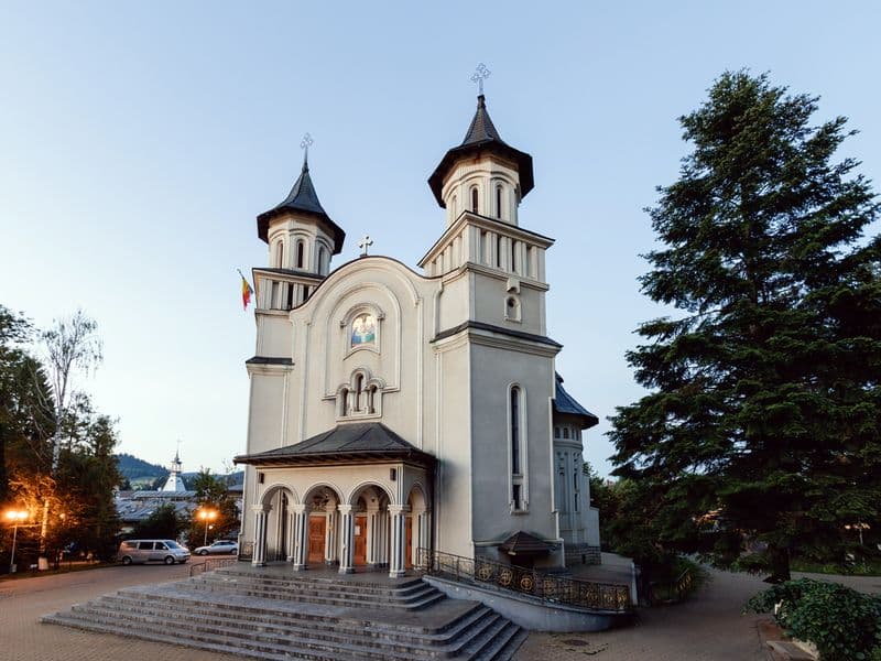 Ia-ți cămeșa și bundița, hai la schi pe Veverița!