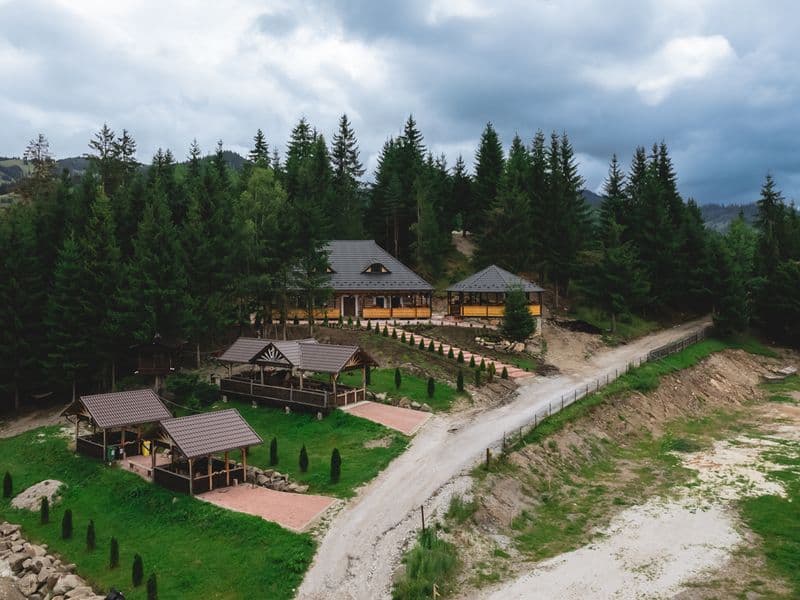 Cele 17 izvoare de apă minerală și poveștile lor